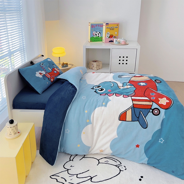 91家纺网 家纺一手货源 找家纺 嗨生活 2025新款牛奶绒数码印花原创大版卡通幼儿园套件幼儿园三件套 飞机恐龙