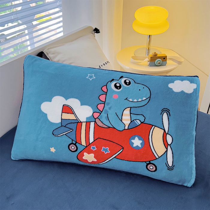 91家纺网 家纺一手货源 找家纺 嗨生活 2025新款牛奶绒数码印花原创大版卡通幼儿园套件幼儿园三件套 飞机恐龙