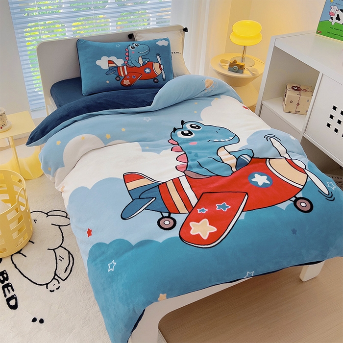 91家纺网 家纺一手货源 找家纺 嗨生活 2025新款牛奶绒数码印花原创大版卡通幼儿园套件幼儿园三件套 飞机恐龙