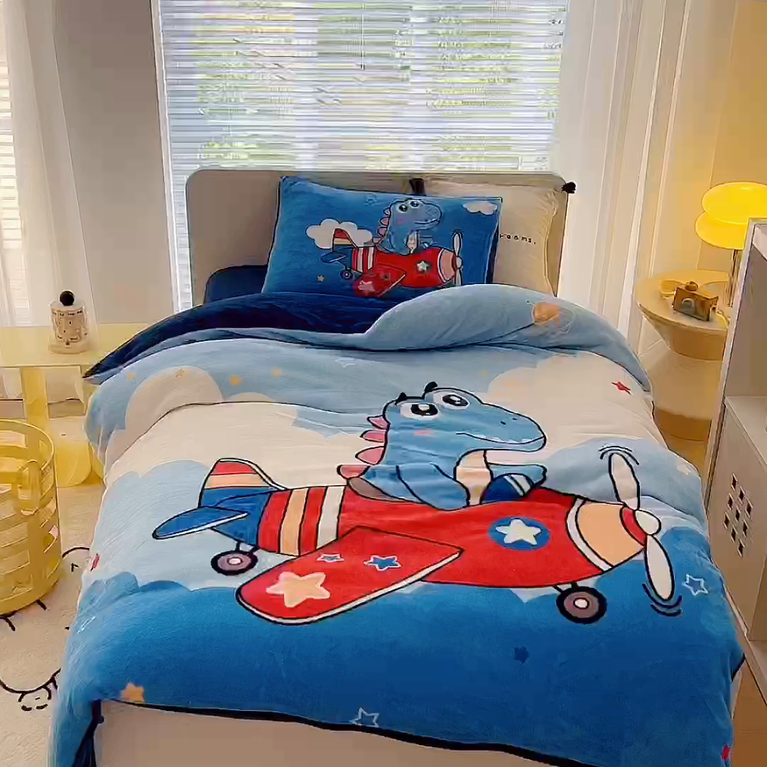 91家纺网 家纺一手货源 找家纺 嗨生活 2025新款牛奶绒数码印花原创大版卡通幼儿园套件幼儿园三件套 飞机恐龙