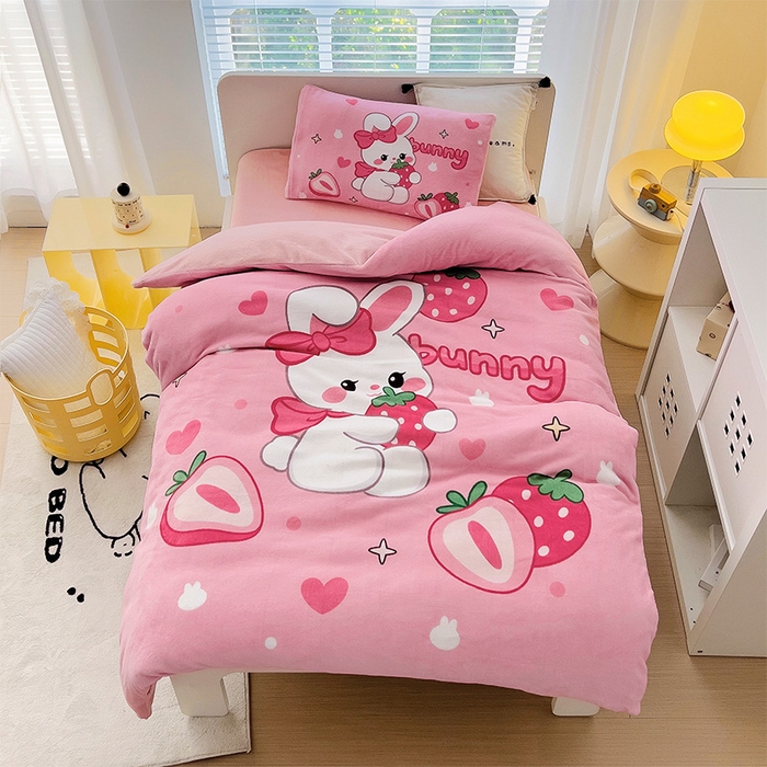 91家纺网 家纺一手货源 找家纺 嗨生活 2025新款牛奶绒数码印花原创大版卡通幼儿园套件幼儿园三件套 乖乖兔