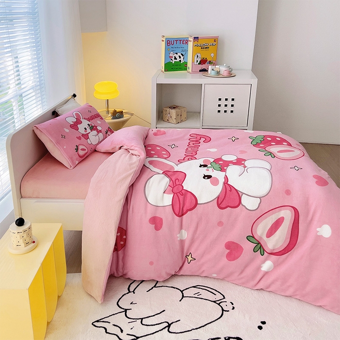 91家纺网 家纺一手货源 找家纺 嗨生活 2025新款牛奶绒数码印花原创大版卡通幼儿园套件幼儿园三件套 乖乖兔