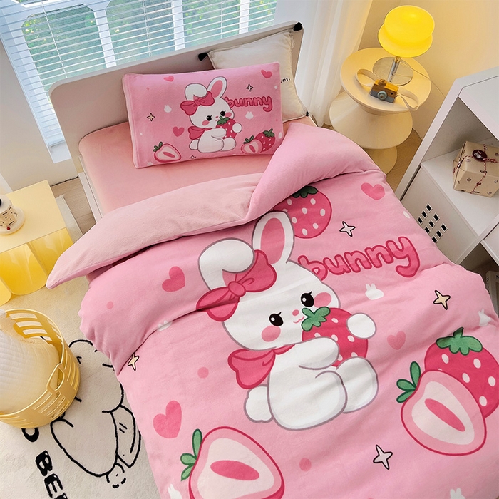 91家纺网 家纺一手货源 找家纺 嗨生活 2025新款牛奶绒数码印花原创大版卡通幼儿园套件幼儿园三件套 乖乖兔