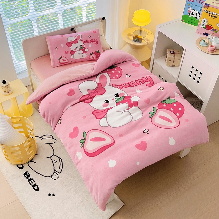 91家纺网 家纺一手货源 找家纺 嗨生活 2025新款牛奶绒数码印花原创大版卡通幼儿园套件幼儿园三件套 乖乖兔