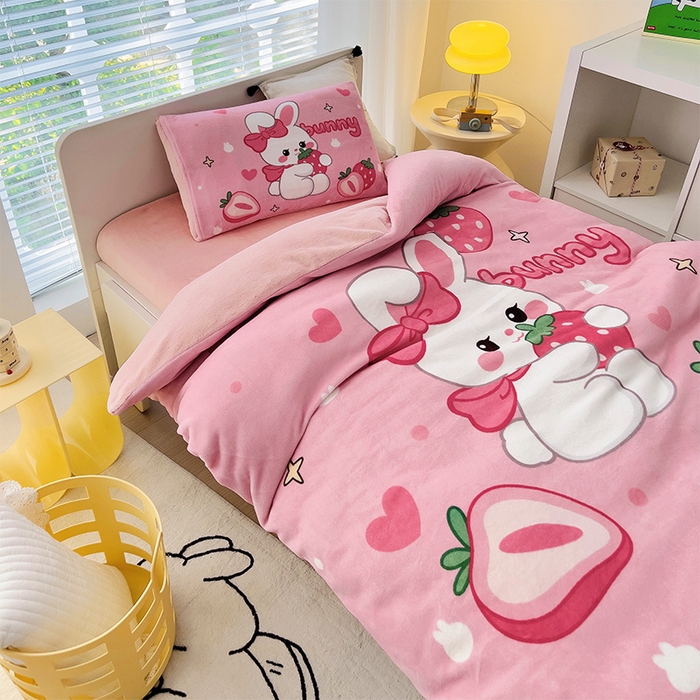 91家纺网 家纺一手货源 找家纺 嗨生活 2025新款牛奶绒数码印花原创大版卡通幼儿园套件幼儿园三件套 乖乖兔