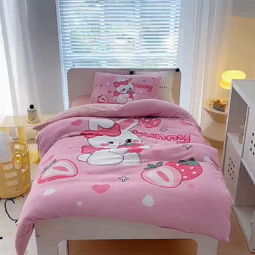 91家纺网 家纺一手货源 找家纺 嗨生活 2025新款牛奶绒数码印花原创大版卡通幼儿园套件幼儿园三件套 乖乖兔