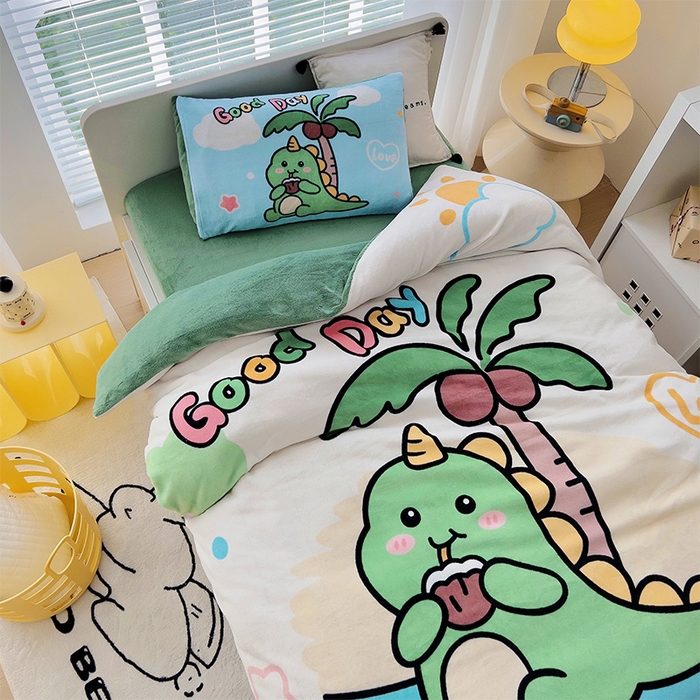 91家纺网 家纺一手货源 找家纺 嗨生活 2025新款牛奶绒数码印花原创大版卡通幼儿园套件幼儿园三件套 卡通小恐龙