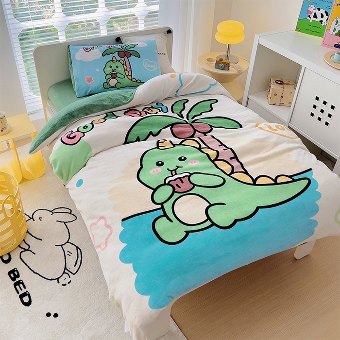 91家纺网 家纺一手货源 找家纺 嗨生活 2025新款牛奶绒数码印花原创大版卡通幼儿园套件幼儿园三件套 卡通小恐龙