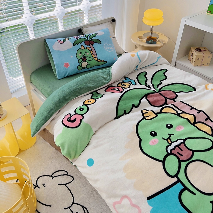 91家纺网 家纺一手货源 找家纺 嗨生活 2025新款牛奶绒数码印花原创大版卡通幼儿园套件幼儿园三件套 卡通小恐龙