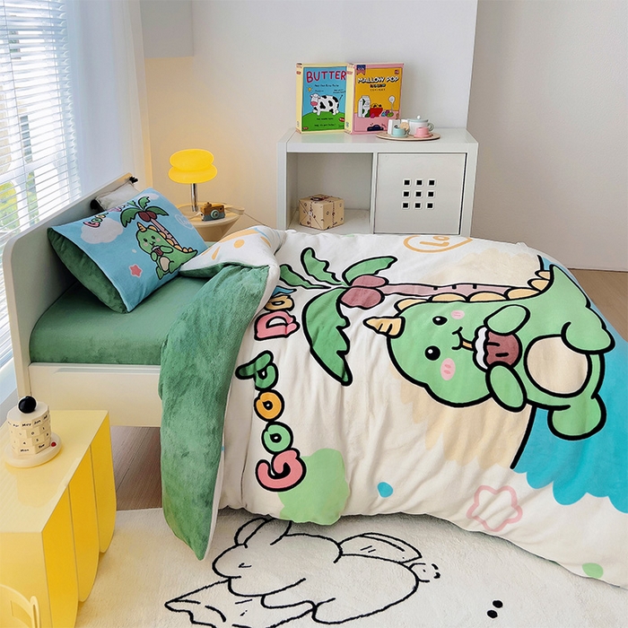 91家纺网 家纺一手货源 找家纺 嗨生活 2025新款牛奶绒数码印花原创大版卡通幼儿园套件幼儿园三件套 卡通小恐龙