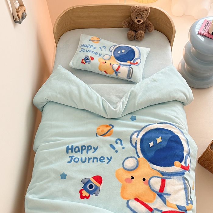 嗨生活 2025新款牛奶绒数码印花原创大版卡通幼儿园套件幼儿园三件套 开心宇航员