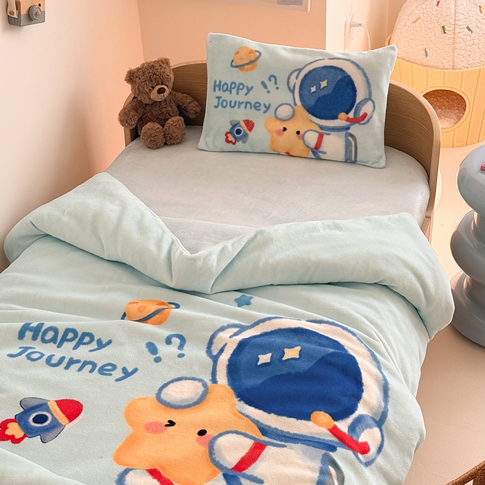 91家纺网 家纺一手货源 找家纺 嗨生活 2025新款牛奶绒数码印花原创大版卡通幼儿园套件幼儿园三件套 开心宇航员