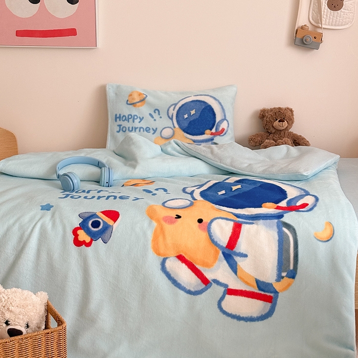 91家纺网 家纺一手货源 找家纺 嗨生活 2025新款牛奶绒数码印花原创大版卡通幼儿园套件幼儿园三件套 开心宇航员