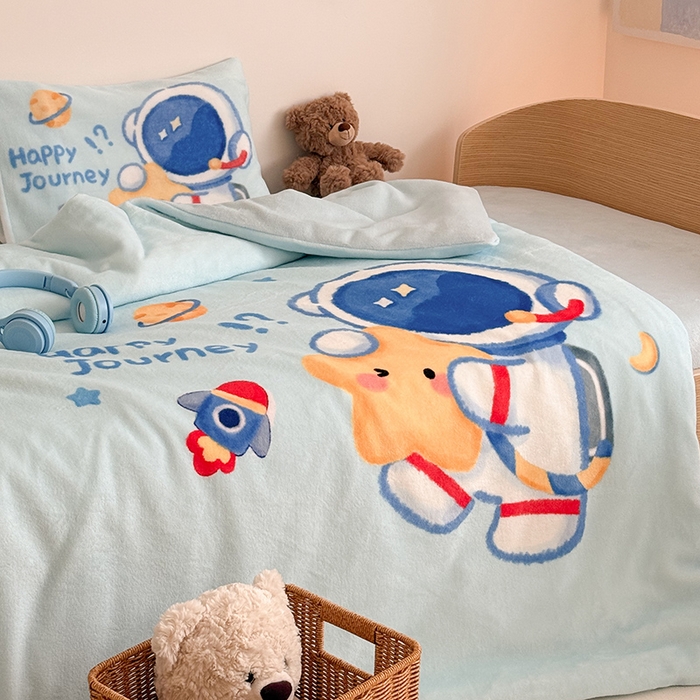 91家纺网 家纺一手货源 找家纺 嗨生活 2025新款牛奶绒数码印花原创大版卡通幼儿园套件幼儿园三件套 开心宇航员