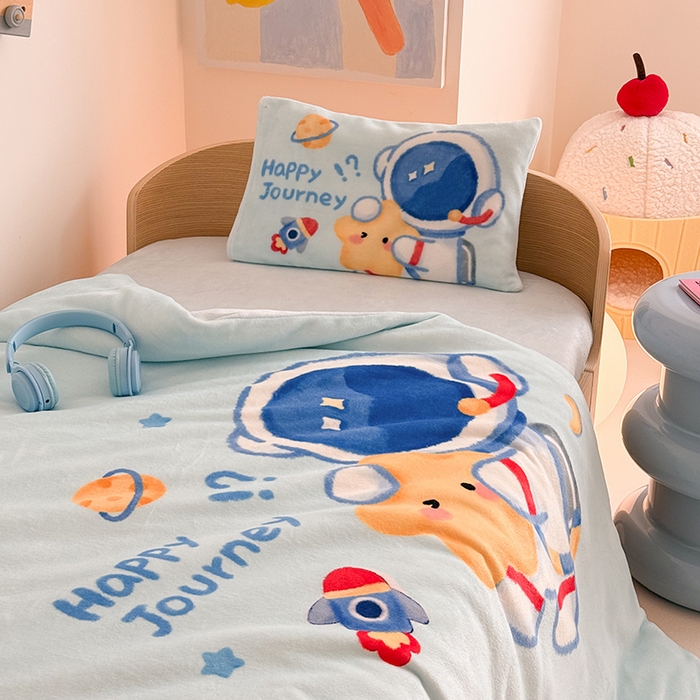 91家纺网 家纺一手货源 找家纺 嗨生活 2025新款牛奶绒数码印花原创大版卡通幼儿园套件幼儿园三件套 开心宇航员