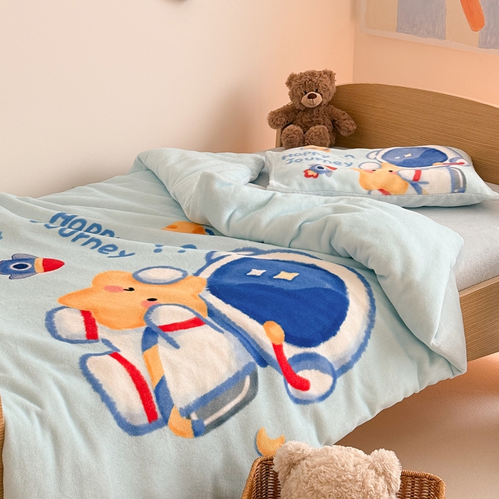 91家纺网 家纺一手货源 找家纺 嗨生活 2025新款牛奶绒数码印花原创大版卡通幼儿园套件幼儿园三件套 开心宇航员