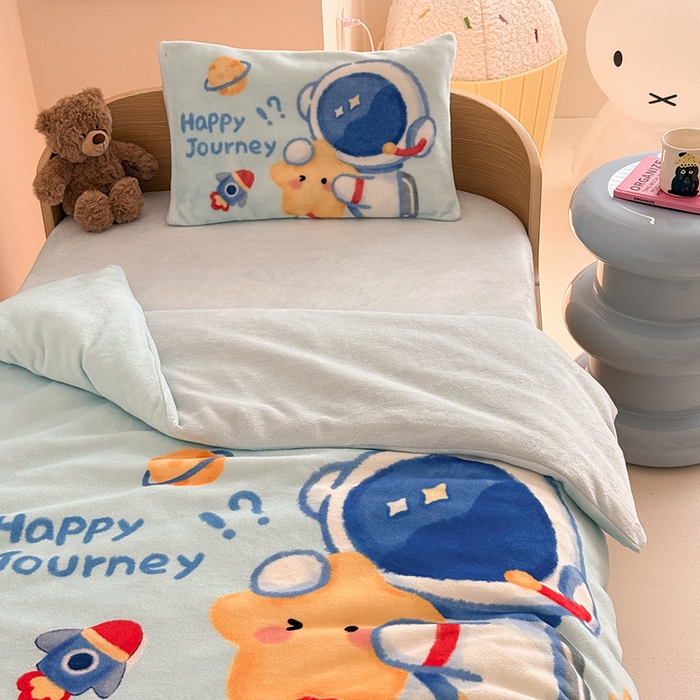 91家纺网 家纺一手货源 找家纺 嗨生活 2025新款牛奶绒数码印花原创大版卡通幼儿园套件幼儿园三件套 开心宇航员