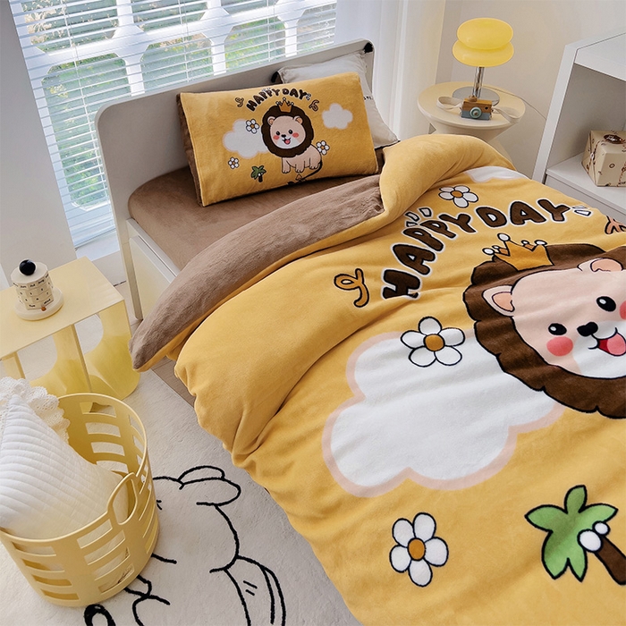 91家纺网 家纺一手货源 找家纺 嗨生活 2025新款牛奶绒数码印花原创大版卡通幼儿园套件幼儿园三件套 可爱狮子