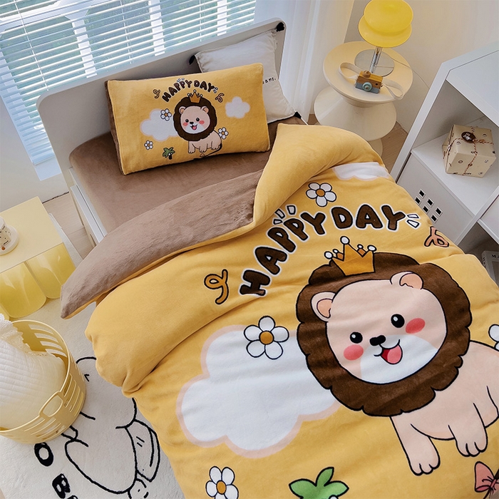 91家纺网 家纺一手货源 找家纺 嗨生活 2025新款牛奶绒数码印花原创大版卡通幼儿园套件幼儿园三件套 可爱狮子