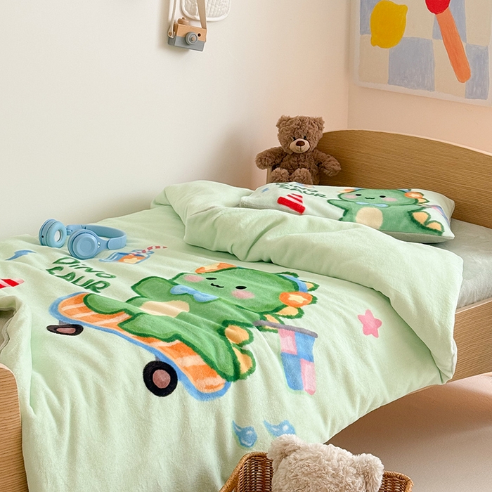 91家纺网 家纺一手货源 找家纺 嗨生活 2025新款牛奶绒数码印花原创大版卡通幼儿园套件幼儿园三件套 恐龙宝宝