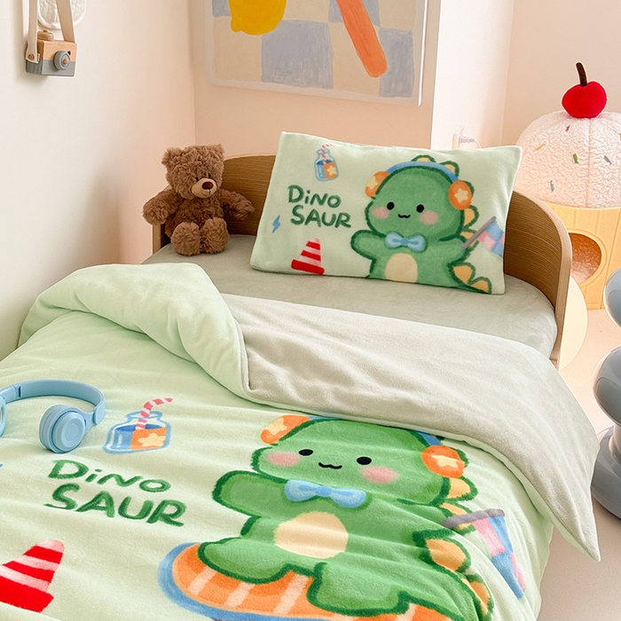 91家纺网 家纺一手货源 找家纺 嗨生活 2025新款牛奶绒数码印花原创大版卡通幼儿园套件幼儿园三件套 恐龙宝宝