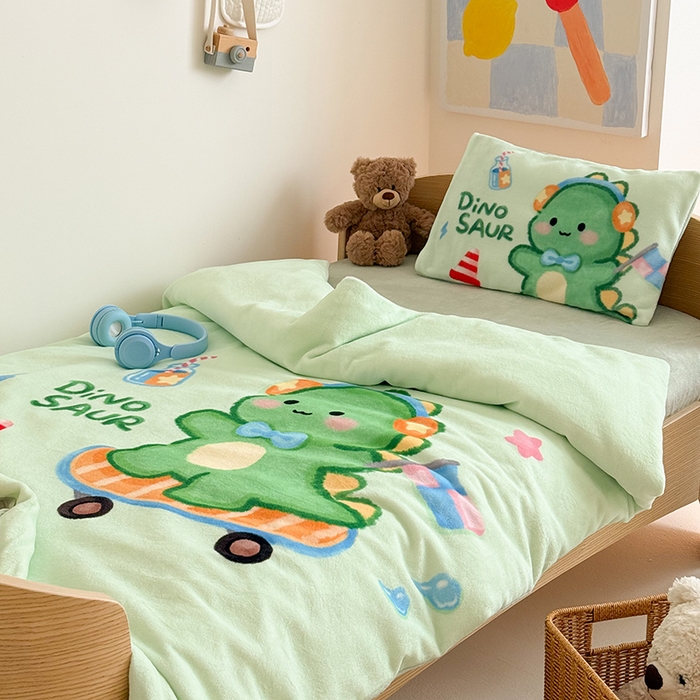 91家纺网 家纺一手货源 找家纺 嗨生活 2025新款牛奶绒数码印花原创大版卡通幼儿园套件幼儿园三件套 恐龙宝宝