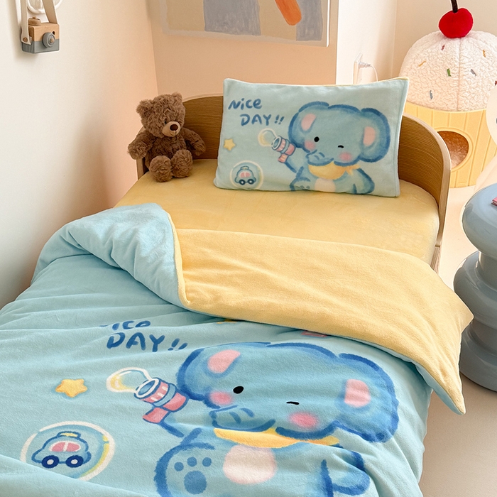 91家纺网 家纺一手货源 找家纺 嗨生活 2025新款牛奶绒数码印花原创大版卡通幼儿园套件幼儿园三件套 快乐小象