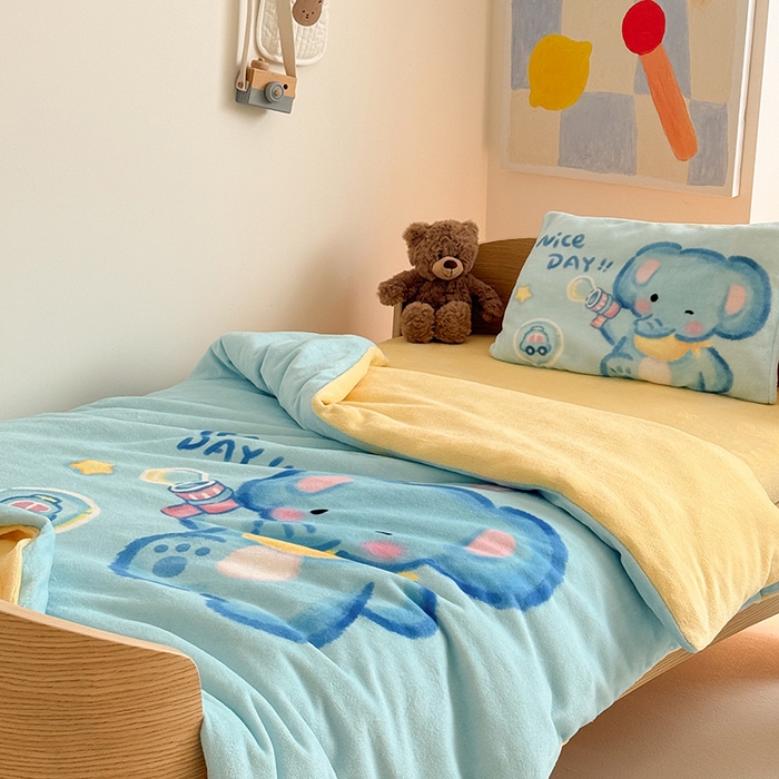 91家纺网 家纺一手货源 找家纺 嗨生活 2025新款牛奶绒数码印花原创大版卡通幼儿园套件幼儿园三件套 快乐小象