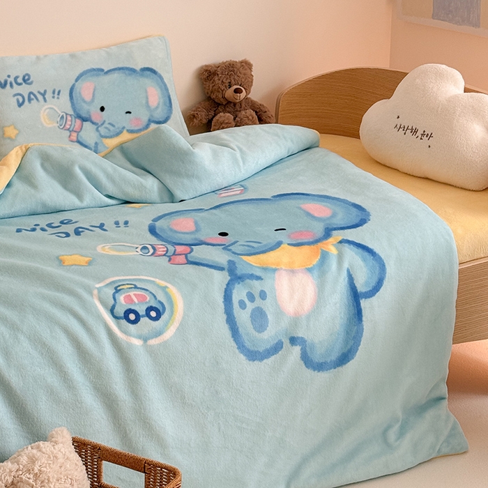 91家纺网 家纺一手货源 找家纺 嗨生活 2025新款牛奶绒数码印花原创大版卡通幼儿园套件幼儿园三件套 快乐小象