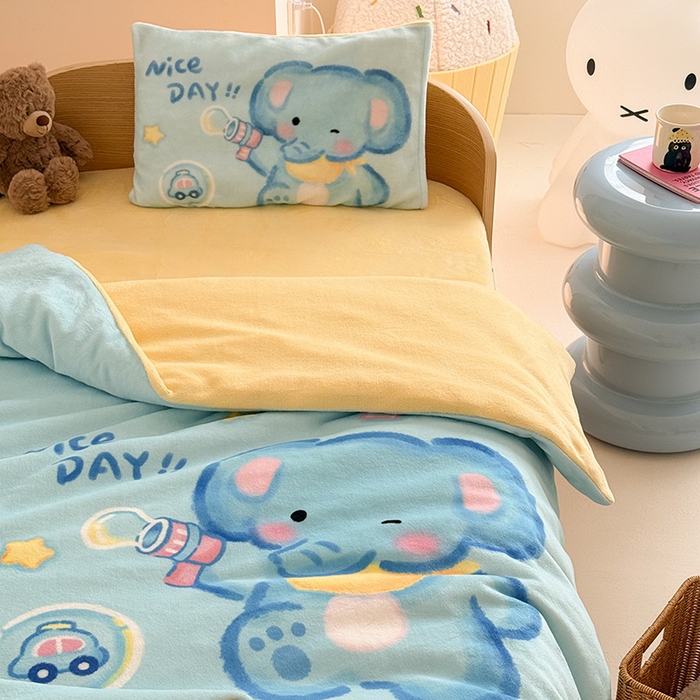 91家纺网 家纺一手货源 找家纺 嗨生活 2025新款牛奶绒数码印花原创大版卡通幼儿园套件幼儿园三件套 快乐小象