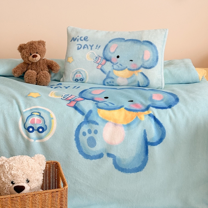 91家纺网 家纺一手货源 找家纺 嗨生活 2025新款牛奶绒数码印花原创大版卡通幼儿园套件幼儿园三件套 快乐小象