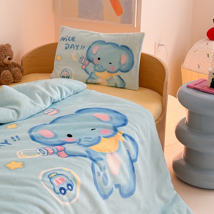 91家纺网 家纺一手货源 找家纺 嗨生活 2025新款牛奶绒数码印花原创大版卡通幼儿园套件幼儿园三件套 快乐小象