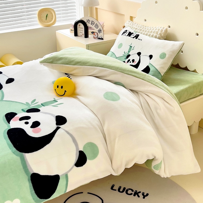 91家纺网 家纺一手货源 找家纺 嗨生活 2025新款牛奶绒数码印花原创大版卡通幼儿园套件幼儿园三件套 快乐熊猫