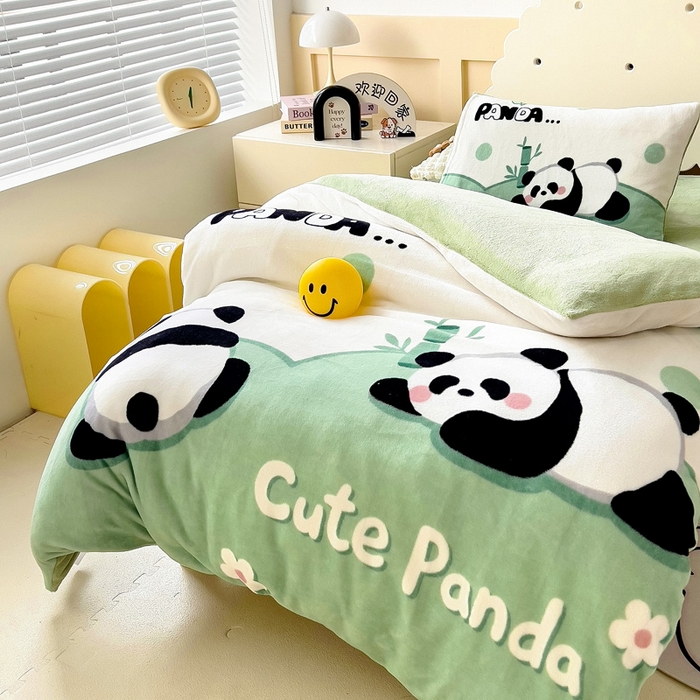 91家纺网 家纺一手货源 找家纺 嗨生活 2025新款牛奶绒数码印花原创大版卡通幼儿园套件幼儿园三件套 快乐熊猫