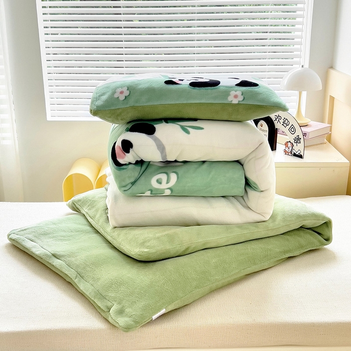 91家纺网 家纺一手货源 找家纺 嗨生活 2025新款牛奶绒数码印花原创大版卡通幼儿园套件幼儿园三件套 快乐熊猫