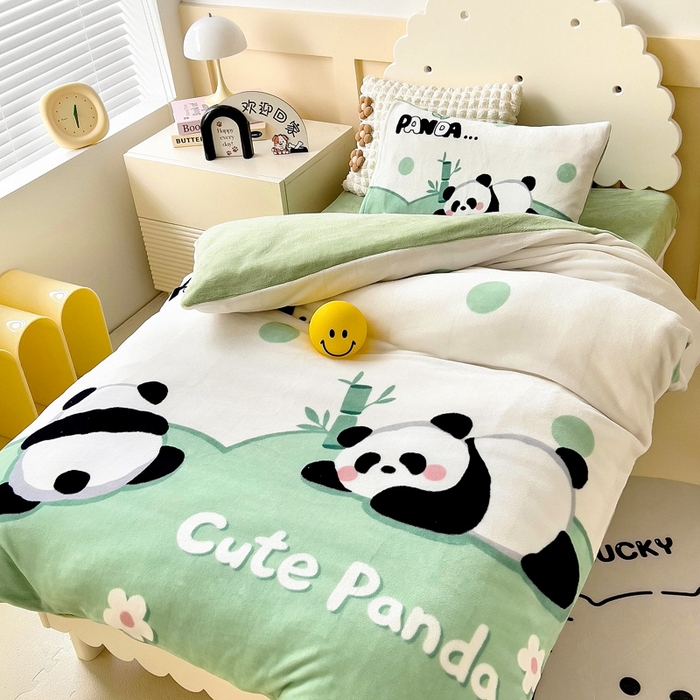 91家纺网 家纺一手货源 找家纺 嗨生活 2025新款牛奶绒数码印花原创大版卡通幼儿园套件幼儿园三件套 快乐熊猫