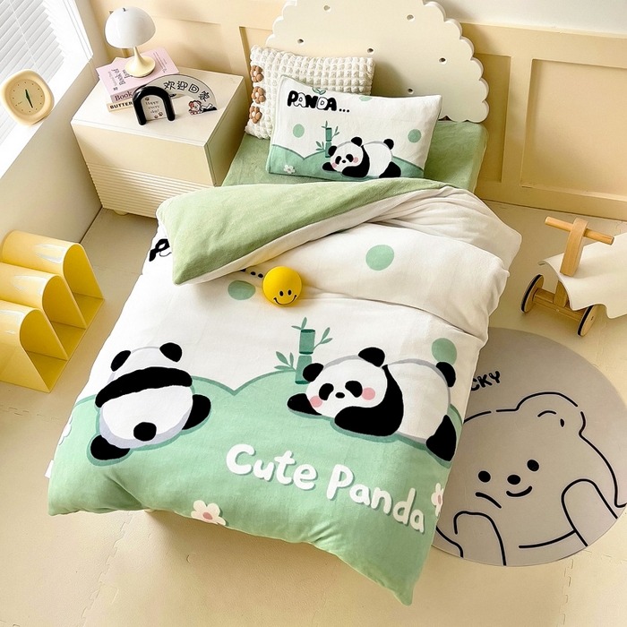 91家纺网 家纺一手货源 找家纺 嗨生活 2025新款牛奶绒数码印花原创大版卡通幼儿园套件幼儿园三件套 快乐熊猫