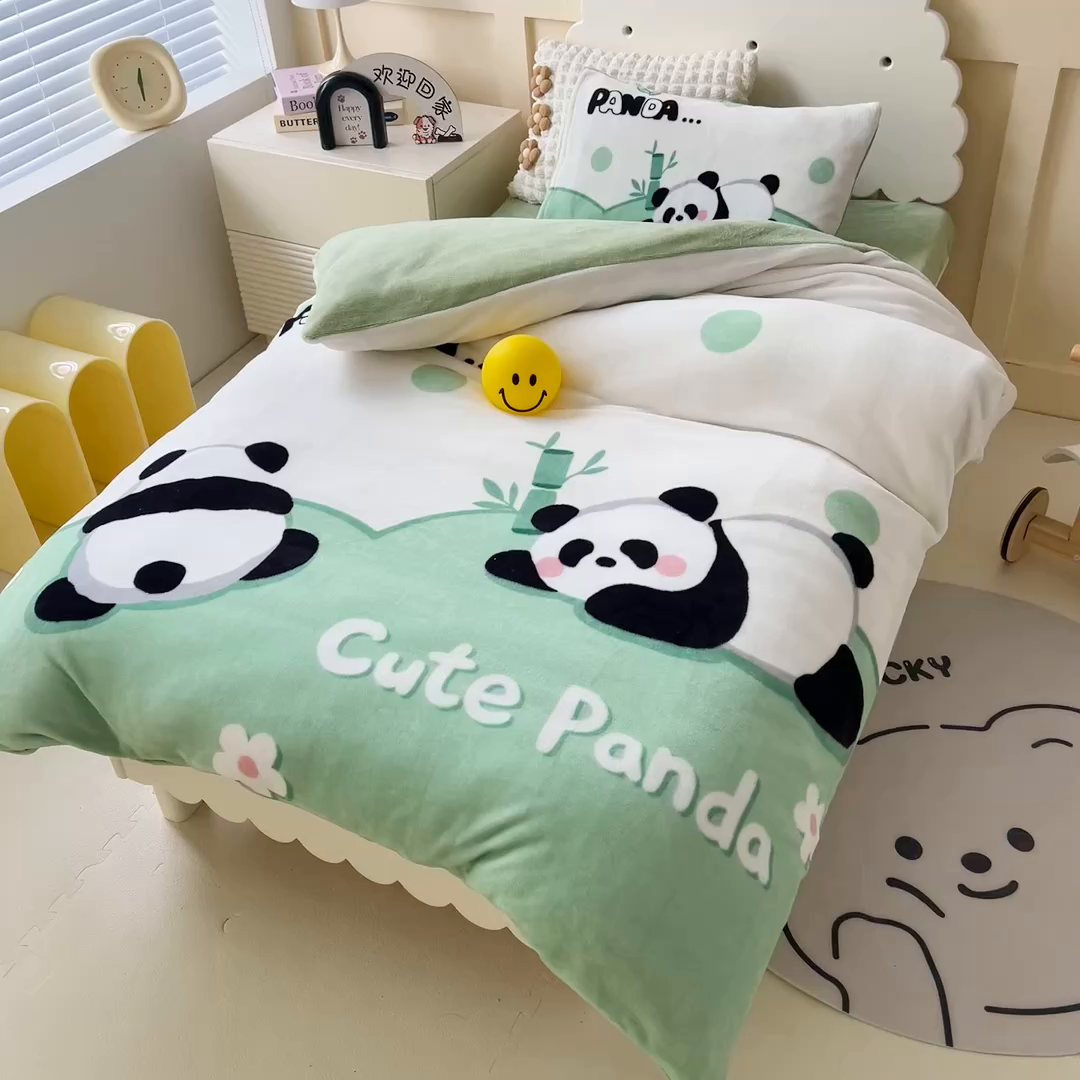 91家纺网 家纺一手货源 找家纺 嗨生活 2025新款牛奶绒数码印花原创大版卡通幼儿园套件幼儿园三件套 快乐熊猫