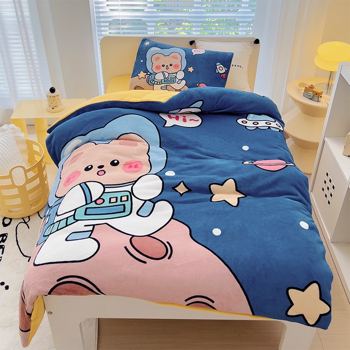 嗨生活 2025新款牛奶绒数码印花原创大版卡通幼儿园套件幼儿园三件套 快乐宇航熊