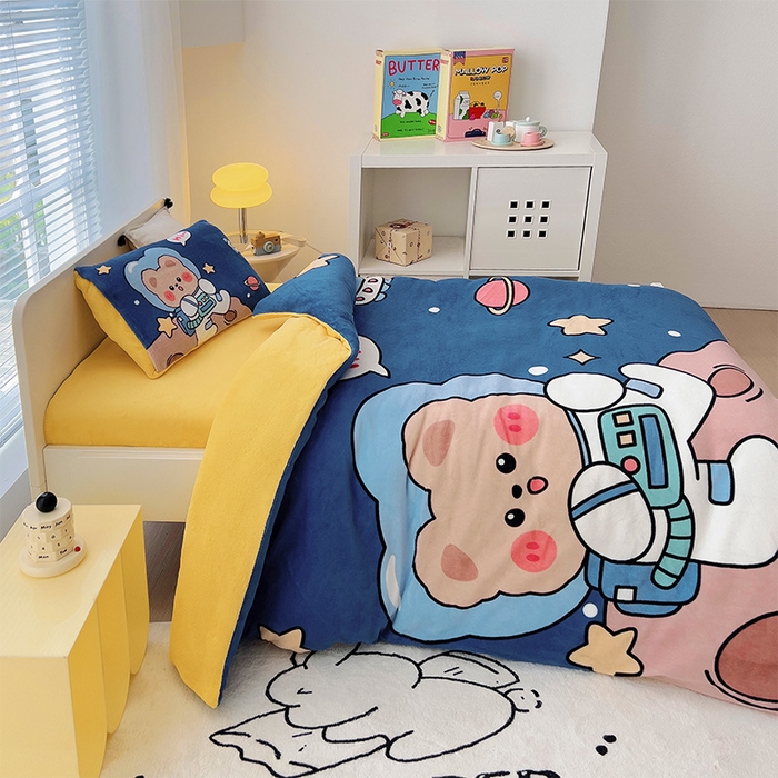 91家纺网 家纺一手货源 找家纺 嗨生活 2025新款牛奶绒数码印花原创大版卡通幼儿园套件幼儿园三件套 快乐宇航熊