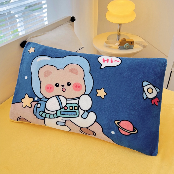 91家纺网 家纺一手货源 找家纺 嗨生活 2025新款牛奶绒数码印花原创大版卡通幼儿园套件幼儿园三件套 快乐宇航熊