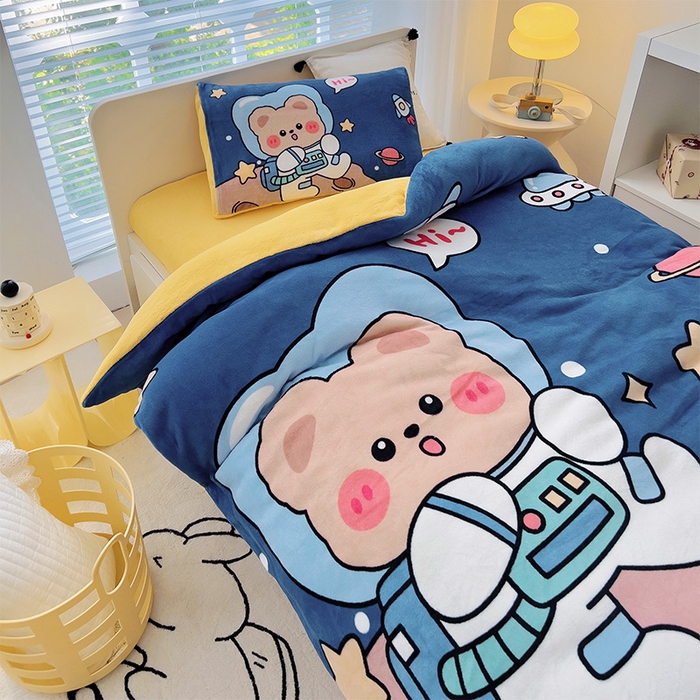 91家纺网 家纺一手货源 找家纺 嗨生活 2025新款牛奶绒数码印花原创大版卡通幼儿园套件幼儿园三件套 快乐宇航熊