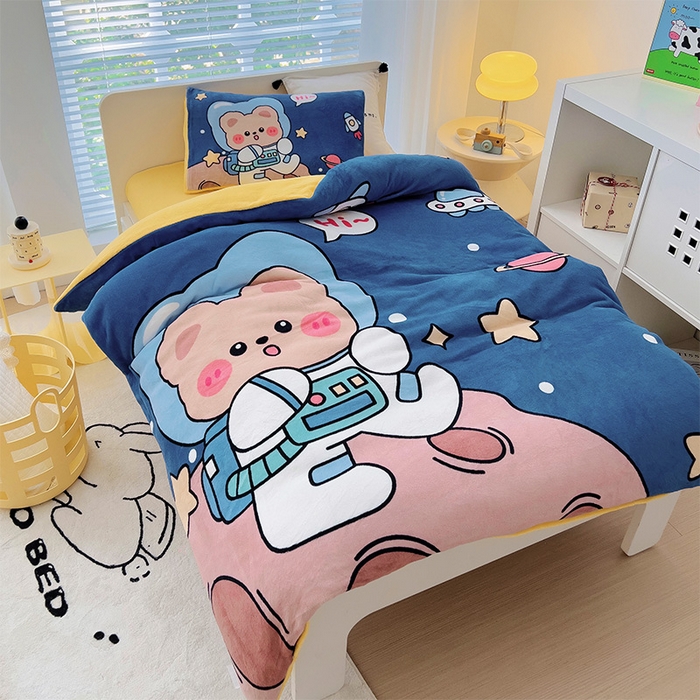 91家纺网 家纺一手货源 找家纺 嗨生活 2025新款牛奶绒数码印花原创大版卡通幼儿园套件幼儿园三件套 快乐宇航熊