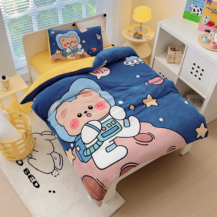 91家纺网 家纺一手货源 找家纺 嗨生活 2025新款牛奶绒数码印花原创大版卡通幼儿园套件幼儿园三件套 快乐宇航熊