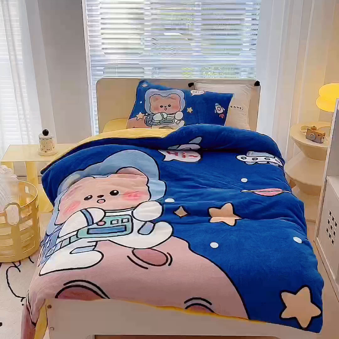 91家纺网 家纺一手货源 找家纺 嗨生活 2025新款牛奶绒数码印花原创大版卡通幼儿园套件幼儿园三件套 快乐宇航熊