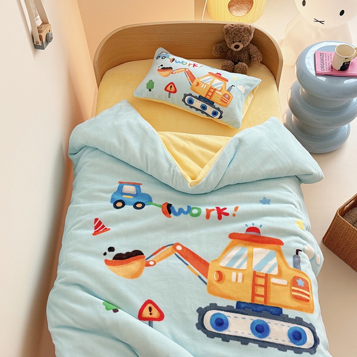 嗨生活 2025新款牛奶绒数码印花原创大版卡通幼儿园套件幼儿园三件套 蓝色挖掘