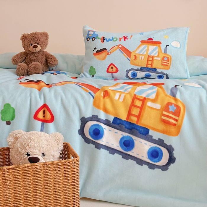 91家纺网 家纺一手货源 找家纺 嗨生活 2025新款牛奶绒数码印花原创大版卡通幼儿园套件幼儿园三件套 蓝色挖掘