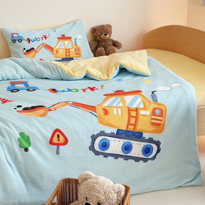 91家纺网 家纺一手货源 找家纺 嗨生活 2025新款牛奶绒数码印花原创大版卡通幼儿园套件幼儿园三件套 蓝色挖掘