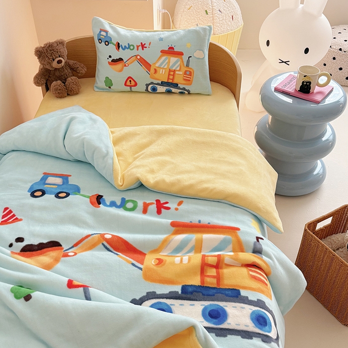 91家纺网 家纺一手货源 找家纺 嗨生活 2025新款牛奶绒数码印花原创大版卡通幼儿园套件幼儿园三件套 蓝色挖掘