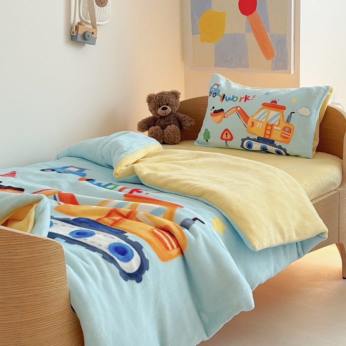 91家纺网 家纺一手货源 找家纺 嗨生活 2025新款牛奶绒数码印花原创大版卡通幼儿园套件幼儿园三件套 蓝色挖掘